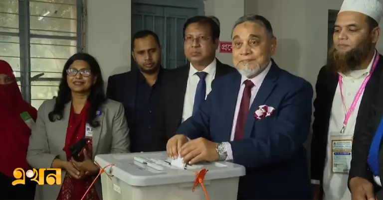 ভোট দিচ্ছেন সিইসি এ এম এম নাসির উদ্দিন